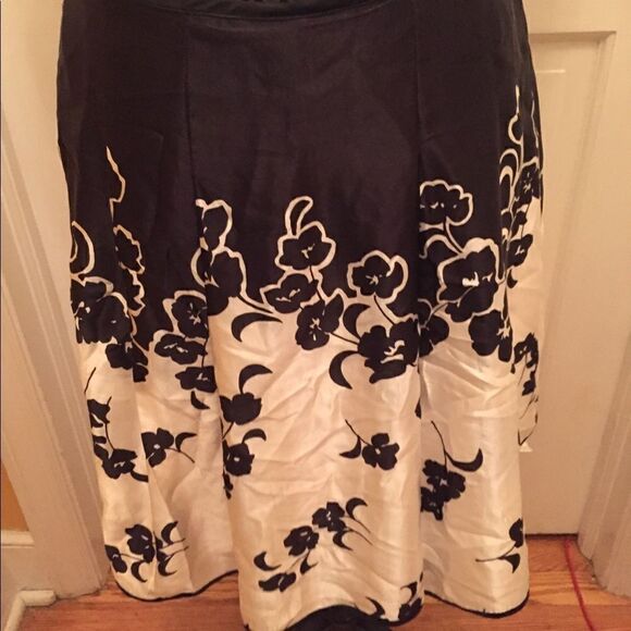 White House Black Market skirt size 4 - Picture 3 of 4
